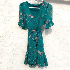Beautiful Floral Summer Occasion Dress Size XS by Express. Excellent Condition.